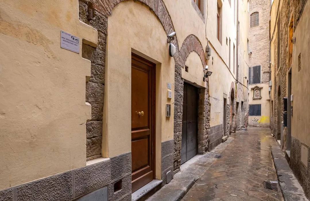 Historic Apartment Steps From Duomo & Uffizi-1