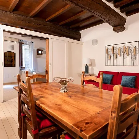 Historic Apartment Steps From Duomo & Uffizi-3