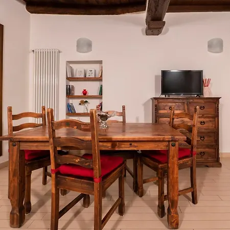 Historic Apartment Steps From Duomo & Uffizi-2